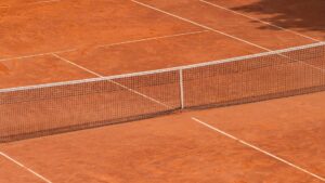 Grustennisbane med net