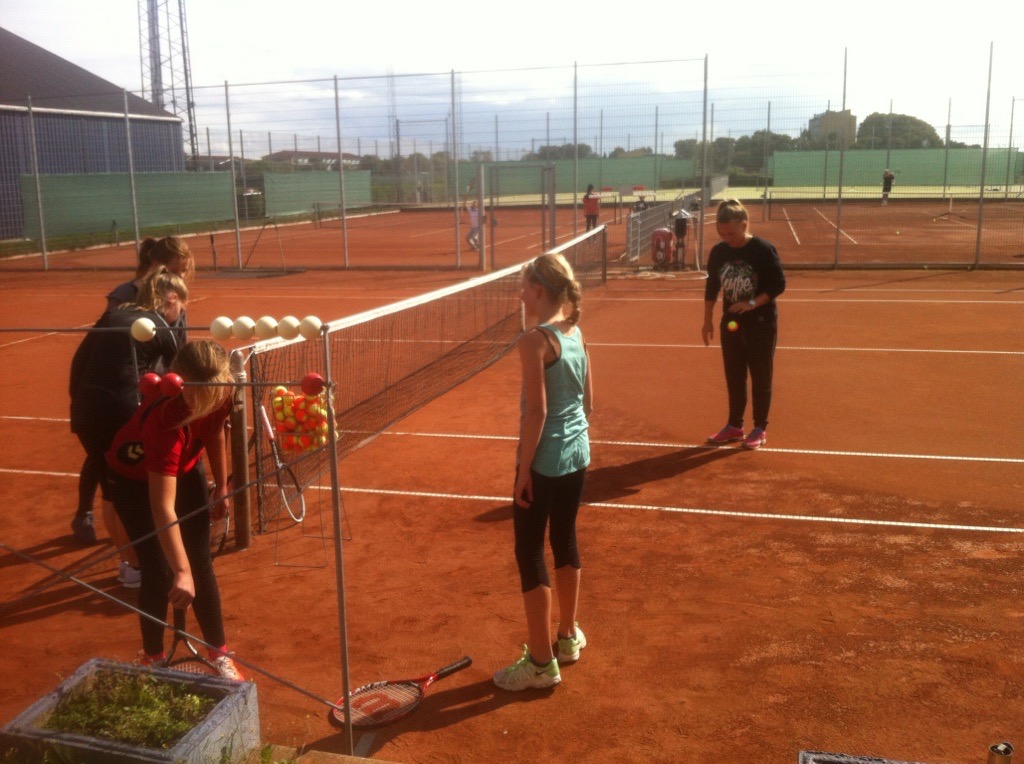 Juniortræning i Sundby Tennisklub på Amager